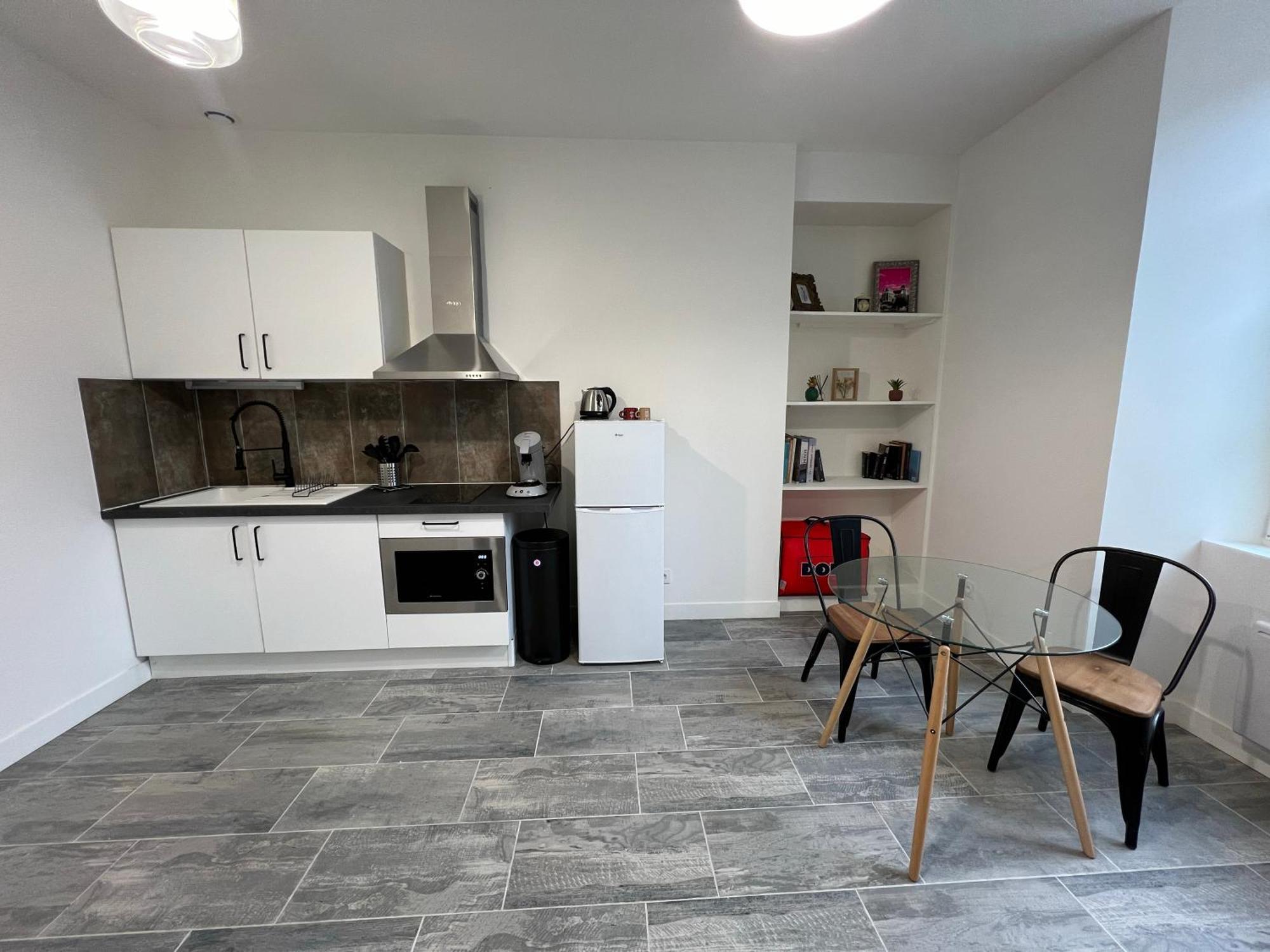 Le Midtown - By Keys - Ideal Pro & Couple - Grande Terrasse & Lumineux - Centre-ville - Smart Tv Netflix & Wifi Fibre - Check-in Autonome - Parking Facile - Calme & Confort Premium Tonnerre