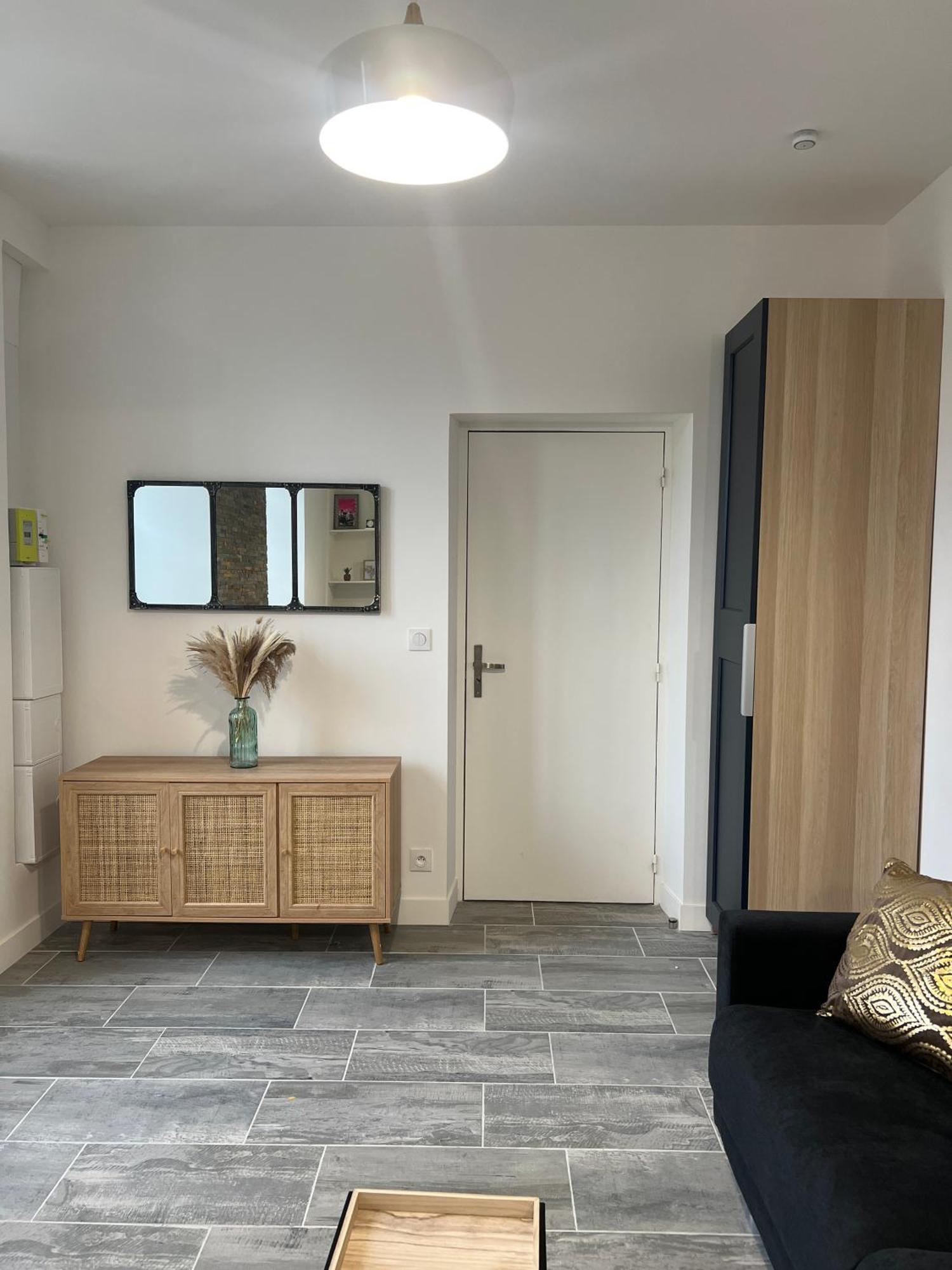 Le Midtown - By Keys - Ideal Pro & Couple - Grande Terrasse & Lumineux - Centre-ville - Smart Tv Netflix & Wifi Fibre - Check-in Autonome - Parking Facile - Calme & Confort Premium Tonnerre