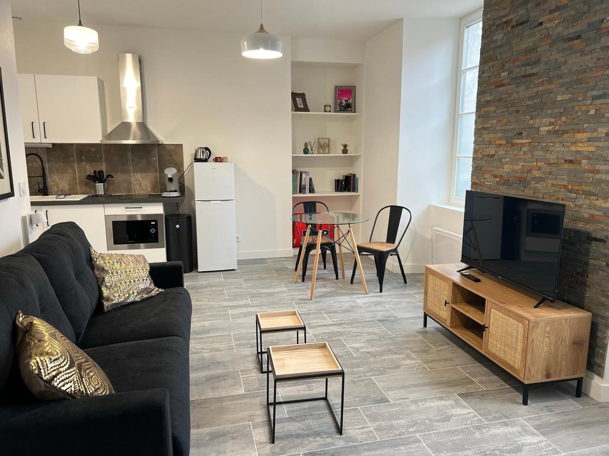 Le Midtown - By Keys - Ideal Pro & Couple - Grande Terrasse & Lumineux - Centre-ville - Smart Tv Netflix & Wifi Fibre - Check-in Autonome - Parking Facile - Calme & Confort Premium Appartement Tonnerre