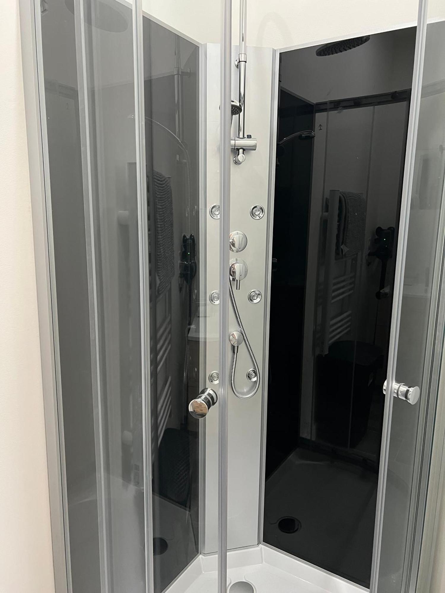 Le Midtown - By Keys - Ideal Pro & Couple - Grande Terrasse & Lumineux - Centre-ville - Smart Tv Netflix & Wifi Fibre - Check-in Autonome - Parking Facile - Calme & Confort Premium Appartement Tonnerre